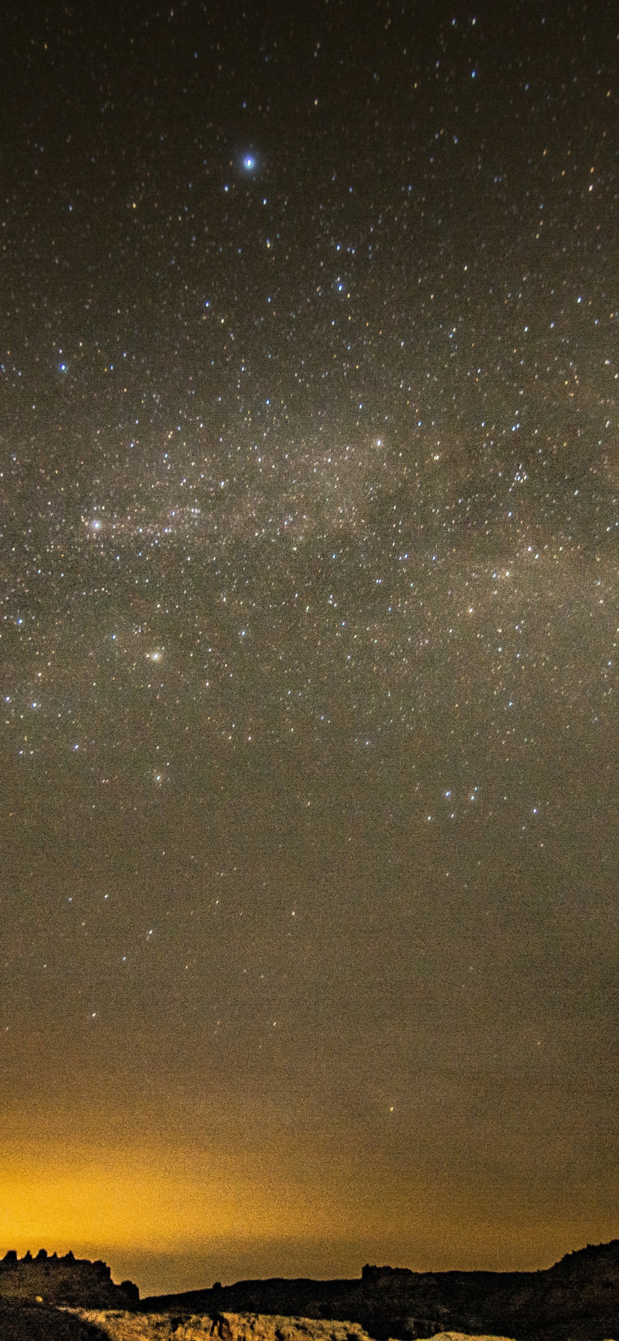 Silueta de Montaña Bajo la Noche Estrellada. Wallpaper in 1242x2688 Resolution