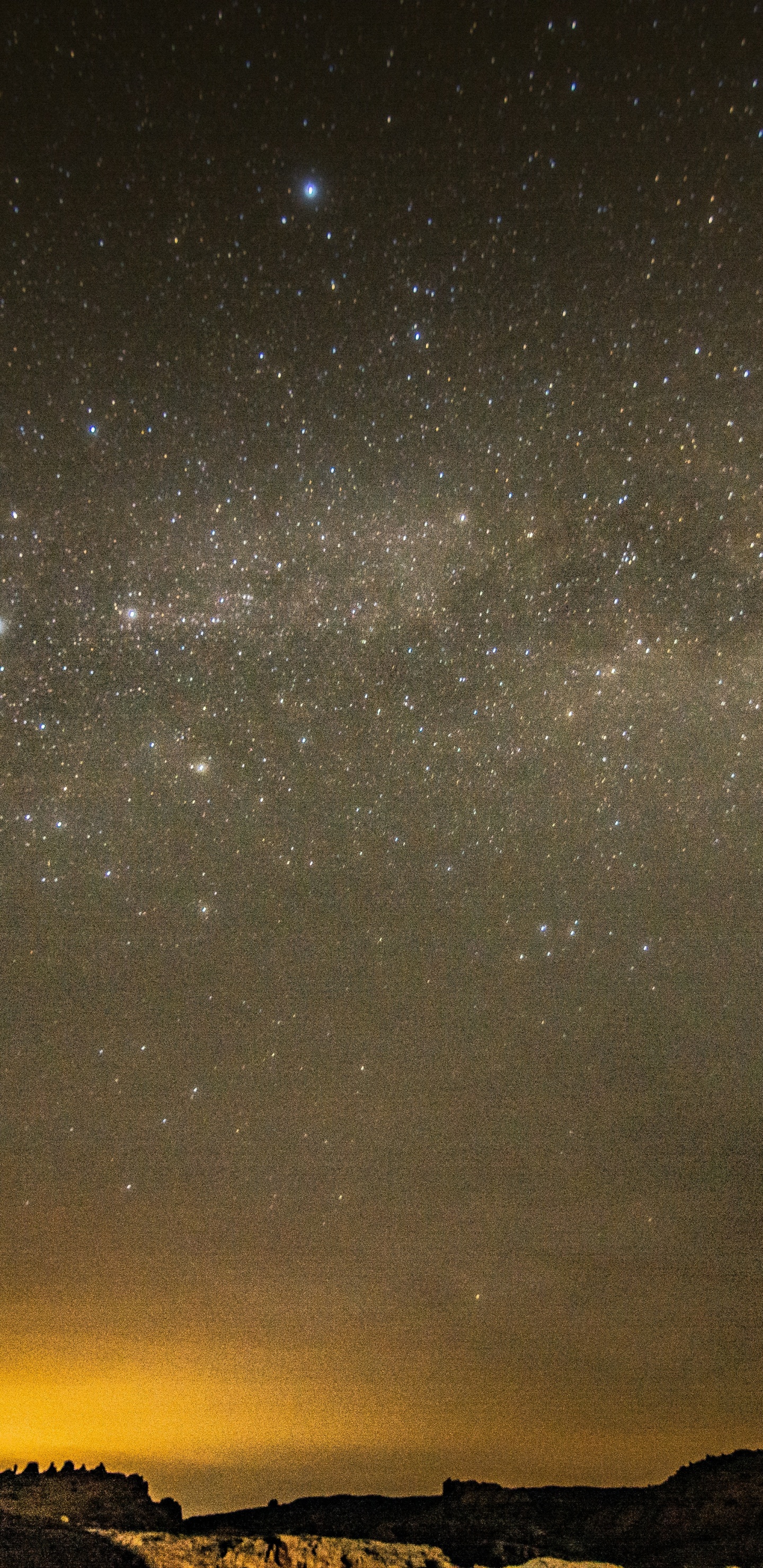 Silueta de Montaña Bajo la Noche Estrellada. Wallpaper in 1440x2960 Resolution