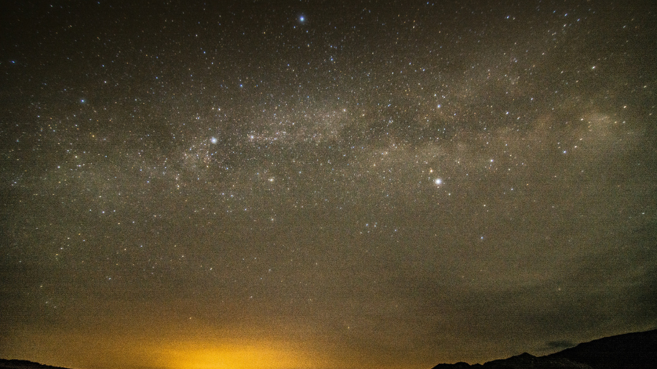 Silhouette Des Berges Unter Sternennacht. Wallpaper in 1280x720 Resolution