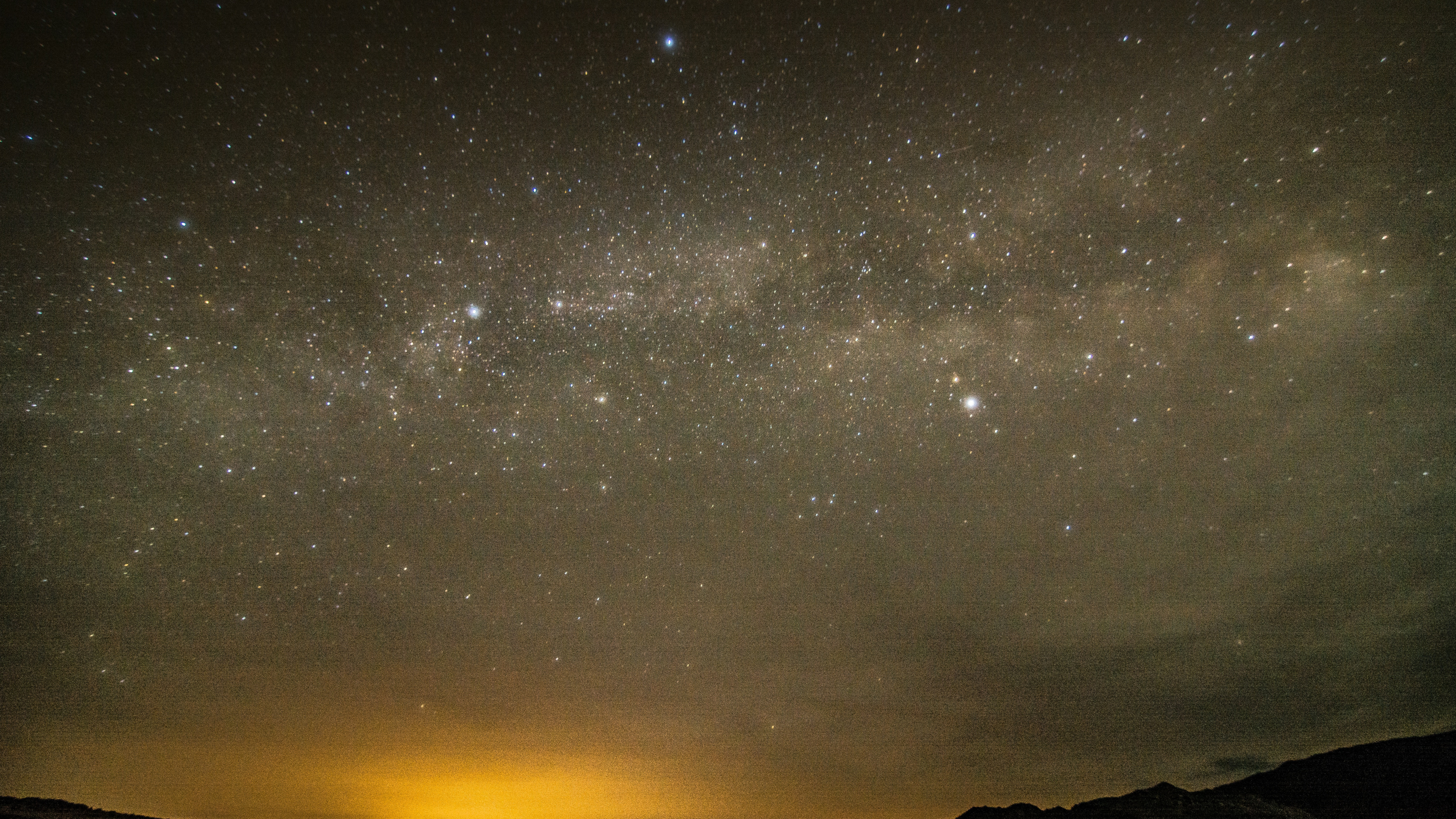 Silhouette Des Berges Unter Sternennacht. Wallpaper in 3840x2160 Resolution