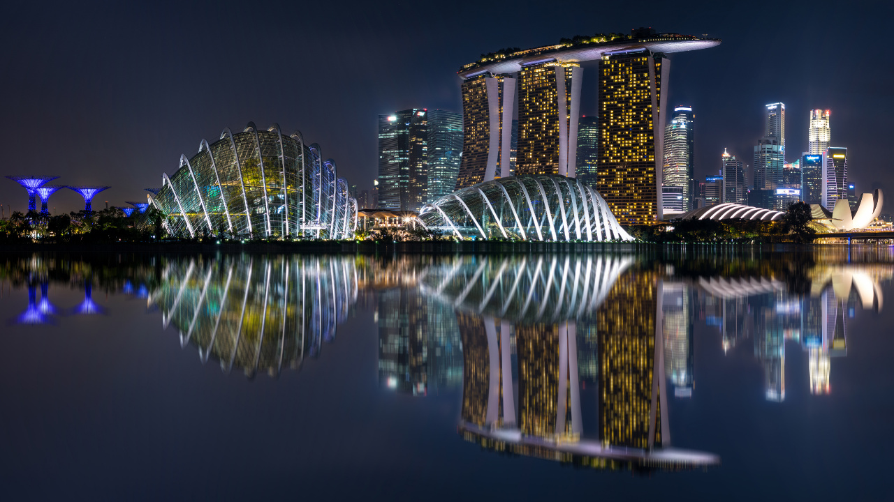 Cuerpo de Agua Cerca de un Edificio de Gran Altura Durante la Noche. Wallpaper in 1280x720 Resolution