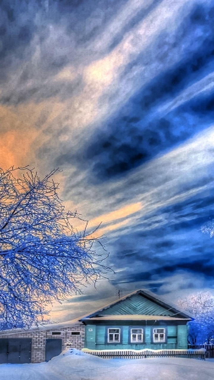 Brauner Baum in Der Nähe Von Weißem Und Braunem Haus Unter Blauem Himmel Tagsüber. Wallpaper in 720x1280 Resolution