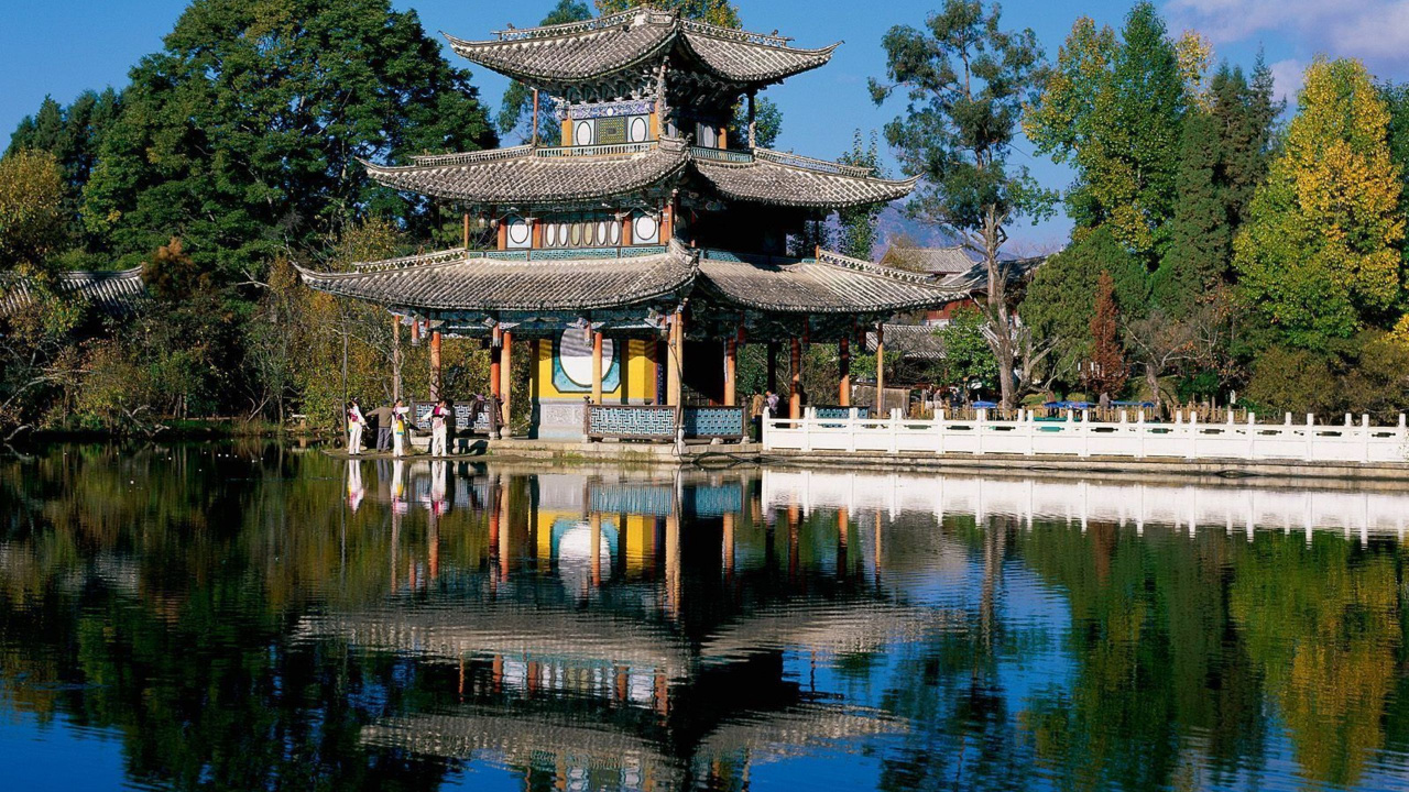 Temple Brun et Blanc Près D'un Plan D'eau Pendant la Journée. Wallpaper in 1280x720 Resolution