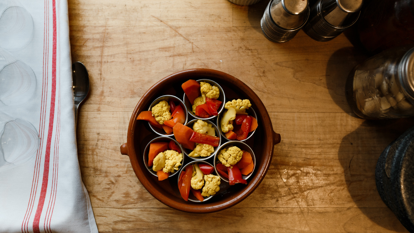 Sliced Fruits in Brown Bowl. Wallpaper in 1366x768 Resolution