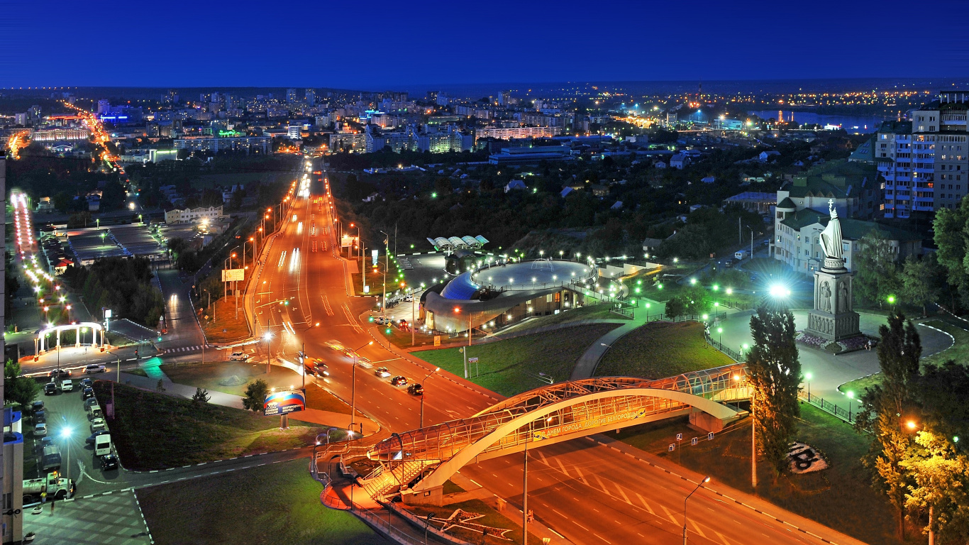 Ville Avec Des Lumières Allumées Pendant la Nuit. Wallpaper in 1366x768 Resolution