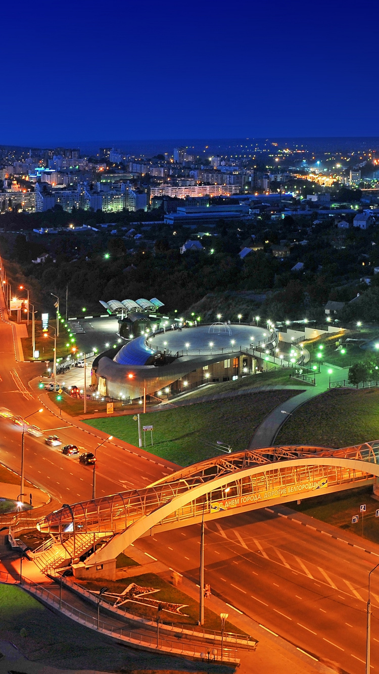 Ville Avec Des Lumières Allumées Pendant la Nuit. Wallpaper in 750x1334 Resolution