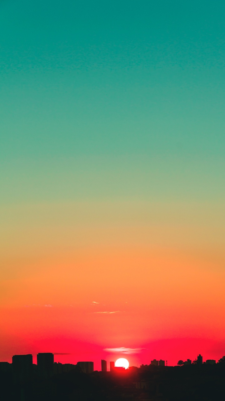Orange Und Blauer Himmel Bei Sonnenuntergang. Wallpaper in 720x1280 Resolution