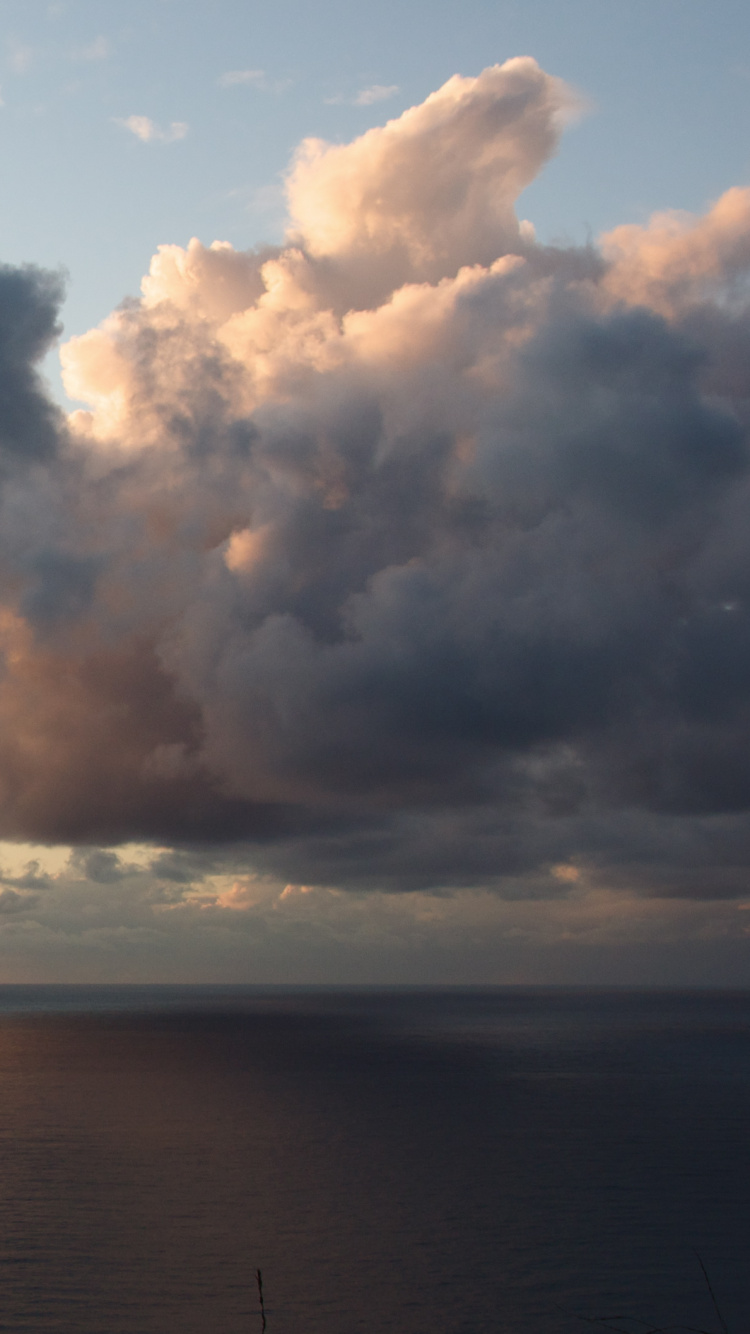 Nuages Blancs Sur la Mer. Wallpaper in 750x1334 Resolution