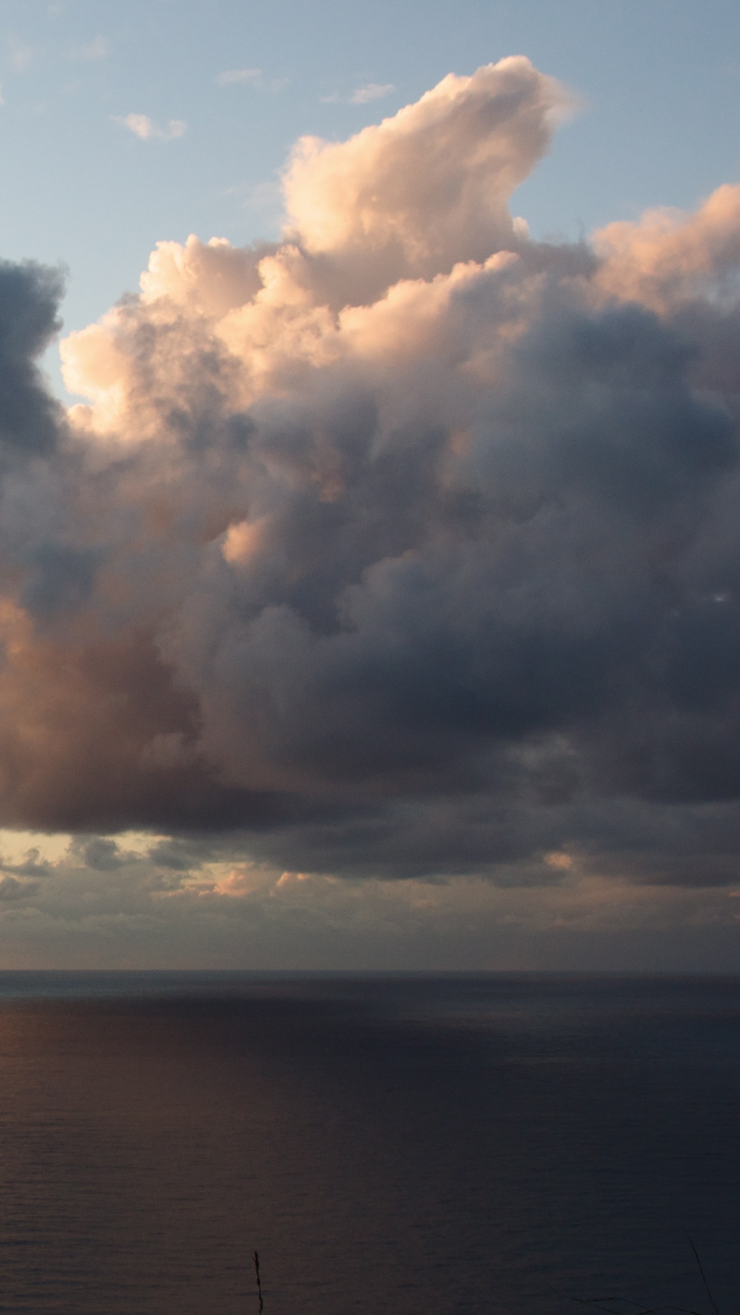 Weiße Wolken Über Dem Meer. Wallpaper in 1080x1920 Resolution