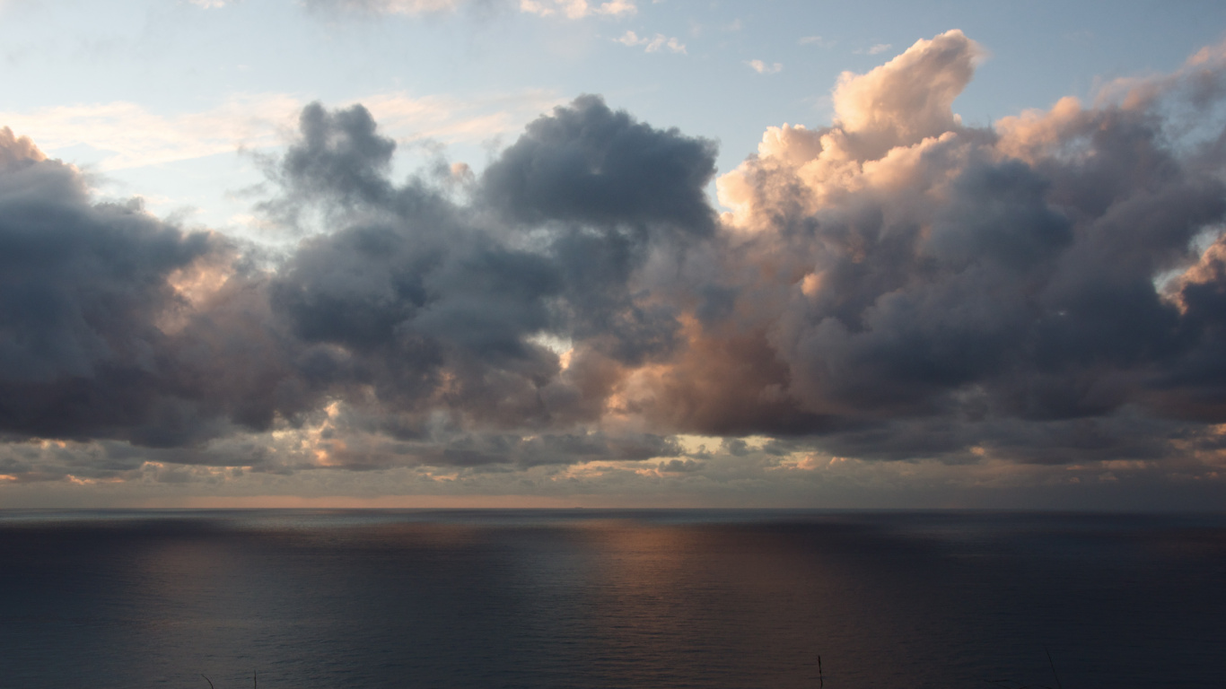 Weiße Wolken Über Dem Meer. Wallpaper in 1366x768 Resolution