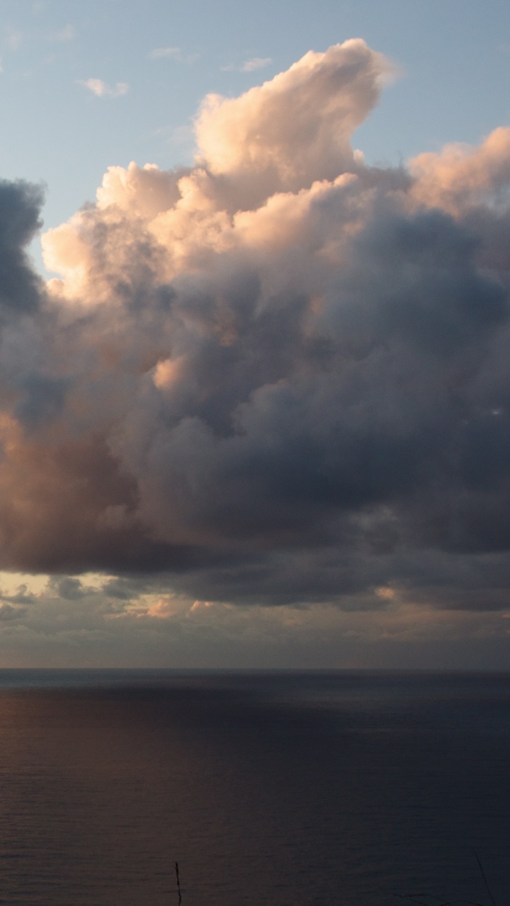 Weiße Wolken Über Dem Meer. Wallpaper in 720x1280 Resolution