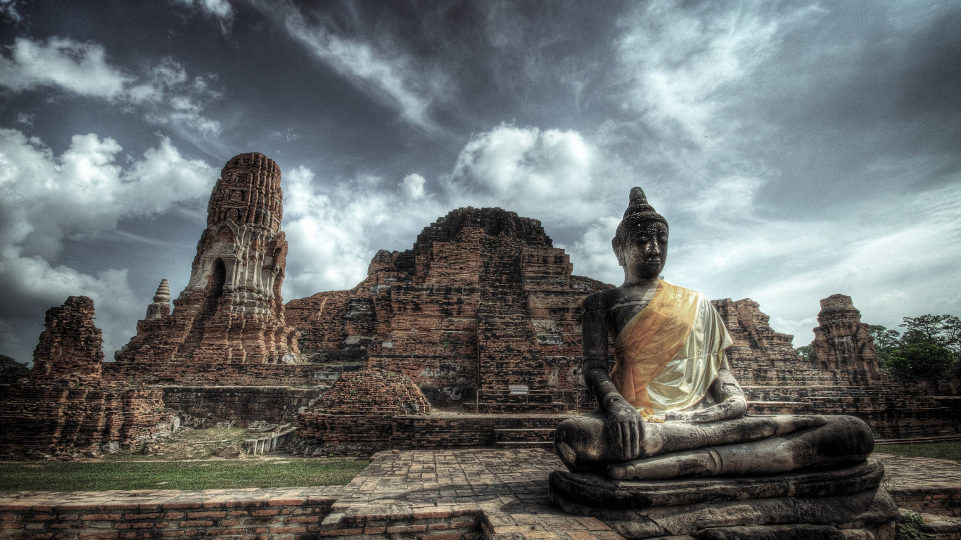 Brown Concrete Statue Under Cloudy Sky During Daytime. Wallpaper in 1366x768 Resolution