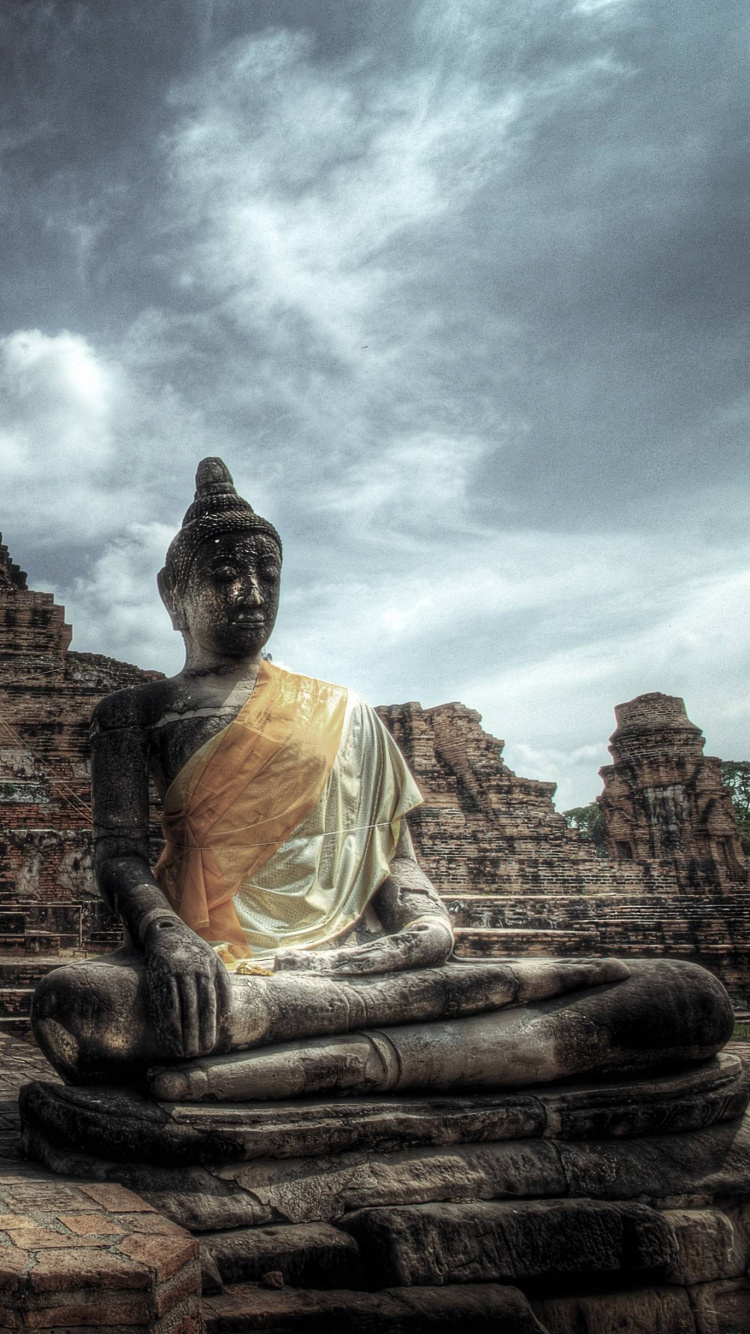 Statue en Béton Brun Sous Ciel Nuageux Pendant la Journée. Wallpaper in 750x1334 Resolution