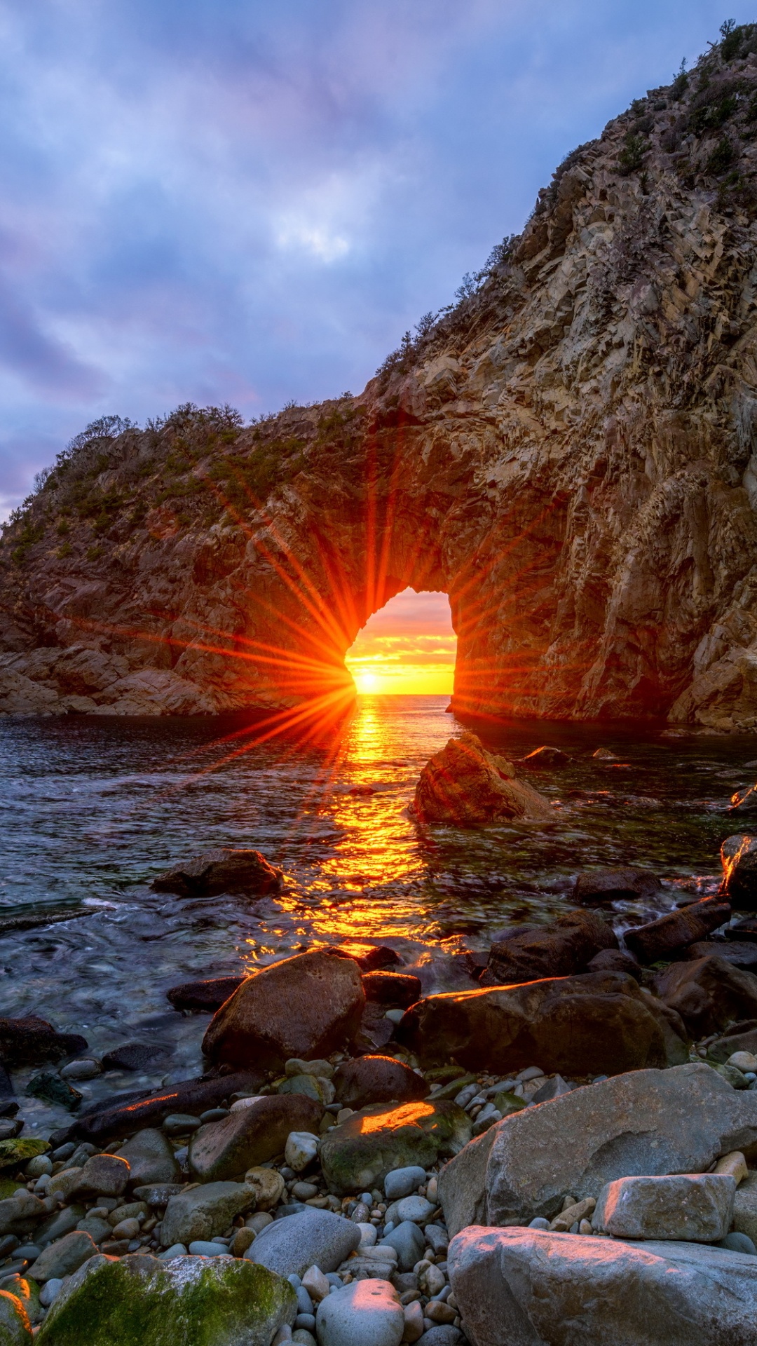 Brauner Felsiger Berg in Der Nähe Des Meeres Tagsüber. Wallpaper in 1080x1920 Resolution