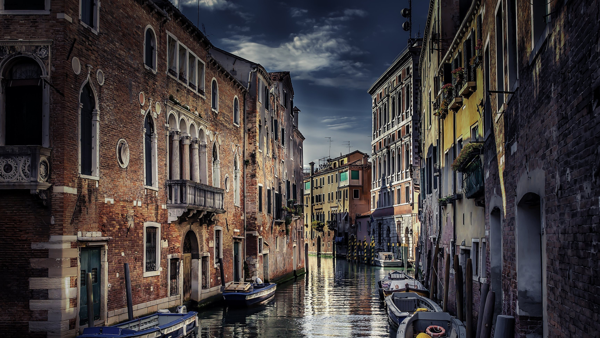Boat on River Between Buildings During Daytime. Wallpaper in 1920x1080 Resolution