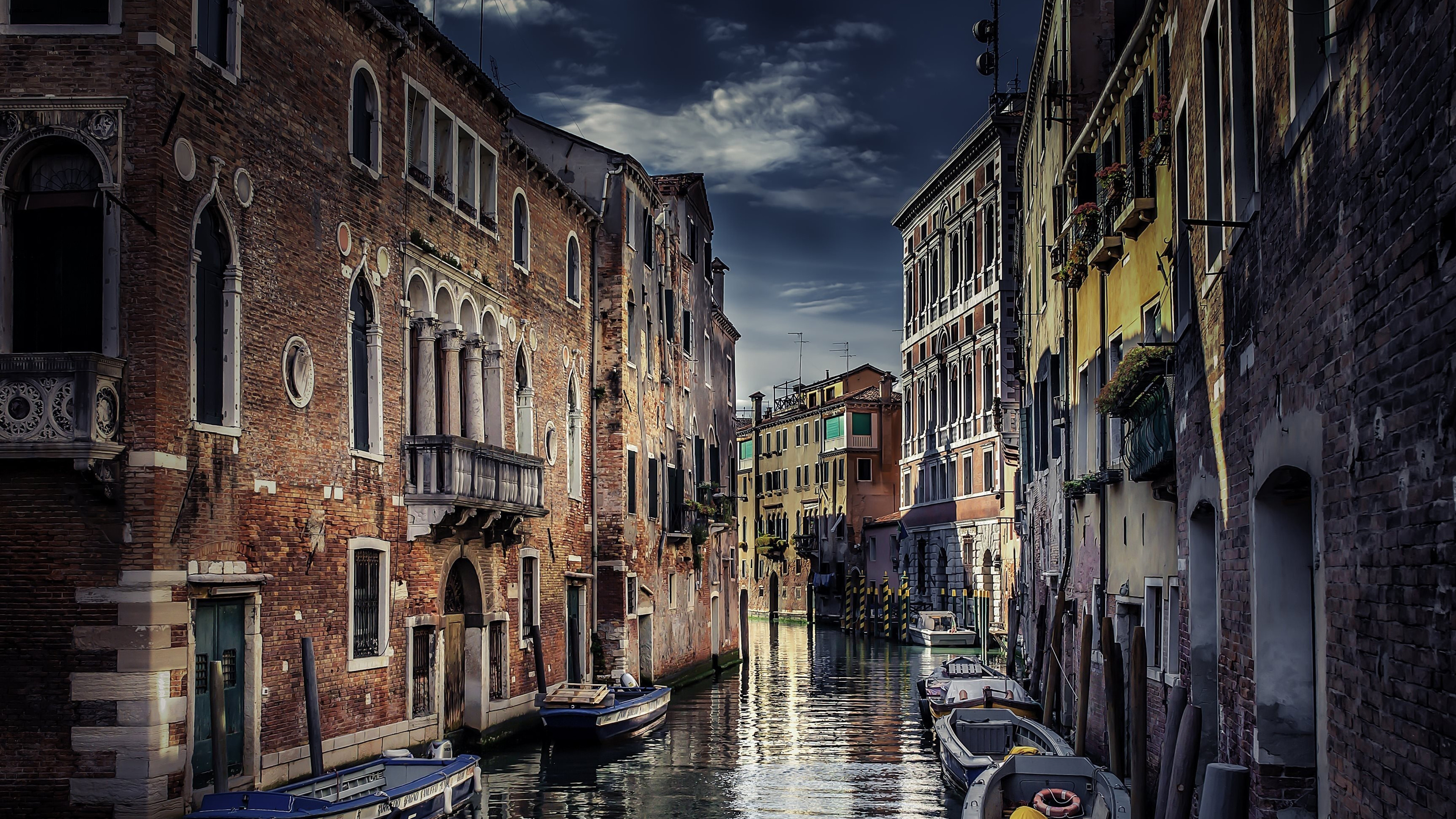 Boat on River Between Buildings During Daytime. Wallpaper in 3840x2160 Resolution