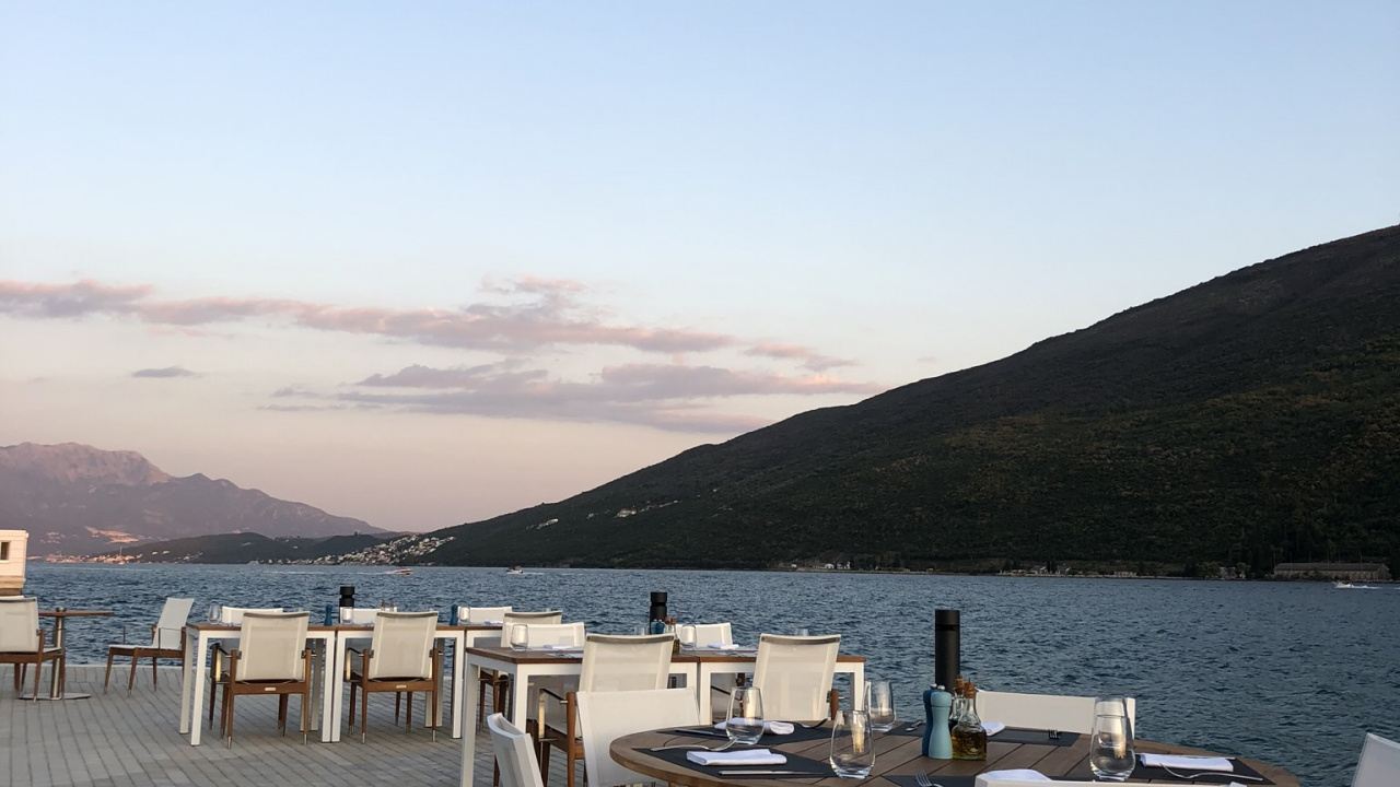 Inmueble, Agua, Mueble, Tabla, Mesa al Aire Libre. Wallpaper in 1280x720 Resolution