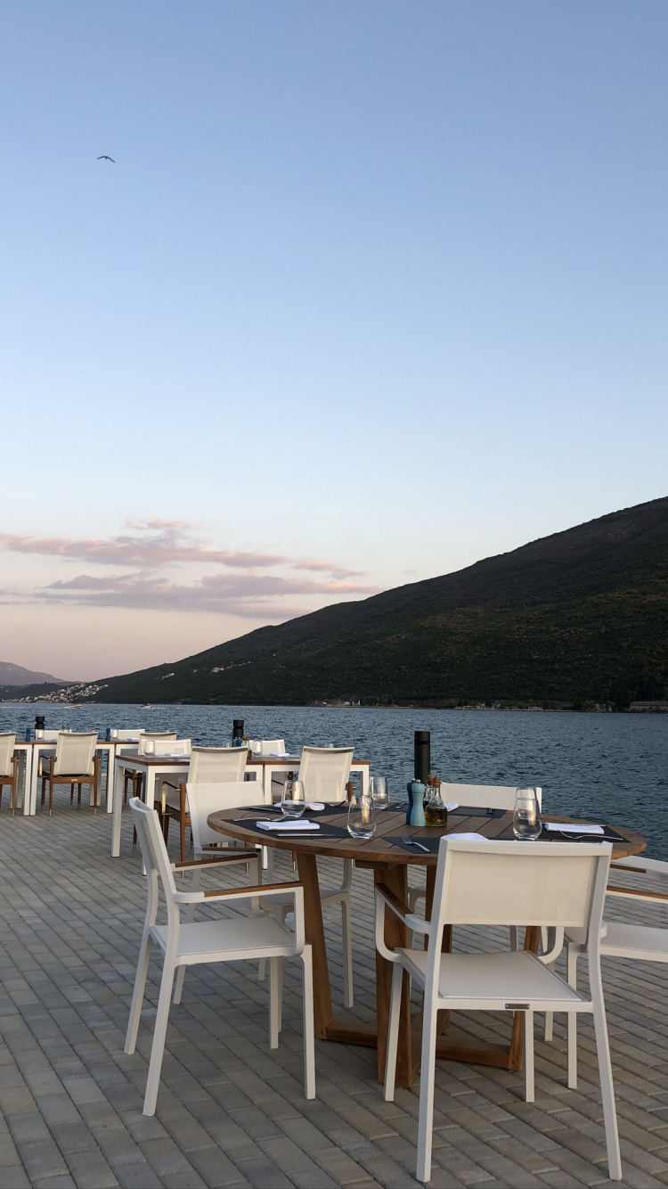 Inmueble, Agua, Mueble, Tabla, Mesa al Aire Libre. Wallpaper in 750x1334 Resolution