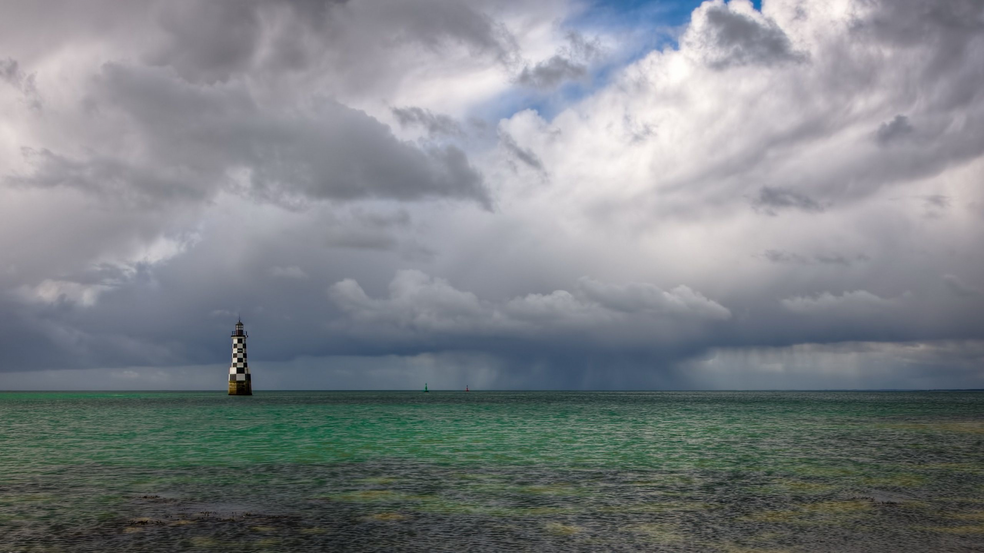 Weißer Und Schwarzer Leuchtturm Auf Dem Meer Unter Weißen Wolken Und Blauem Himmel Tagsüber. Wallpaper in 1920x1080 Resolution