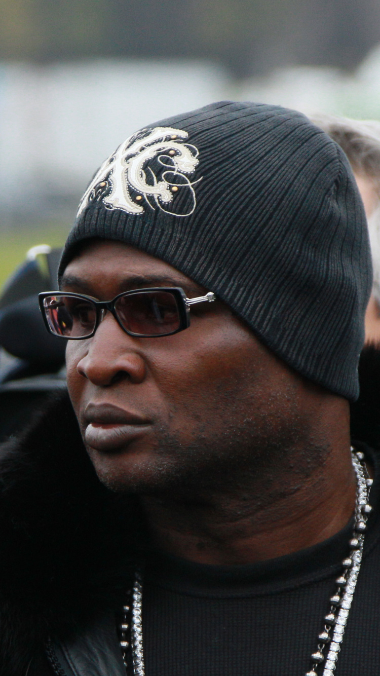 Homme en Lunettes de Soleil Noires et Bonnet en Tricot Noir et Blanc. Wallpaper in 750x1334 Resolution