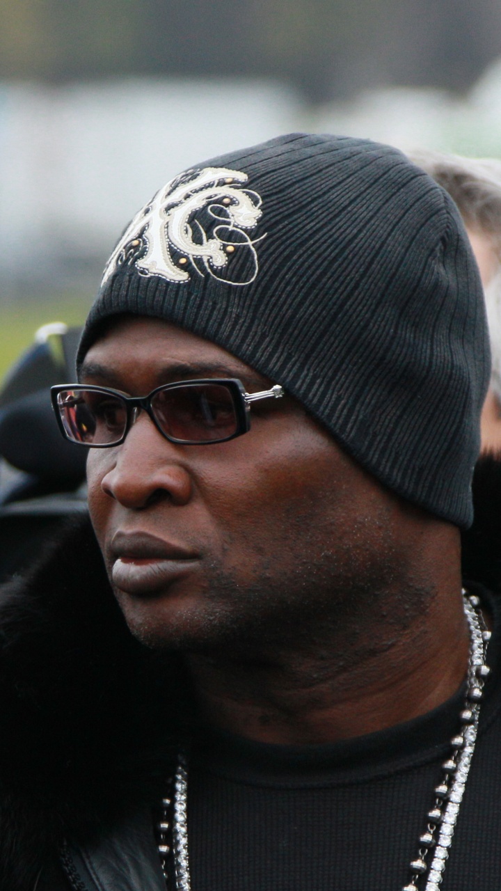 Hombre Con Gafas de Sol Negras y Gorro de Punto Blanco y Negro. Wallpaper in 720x1280 Resolution