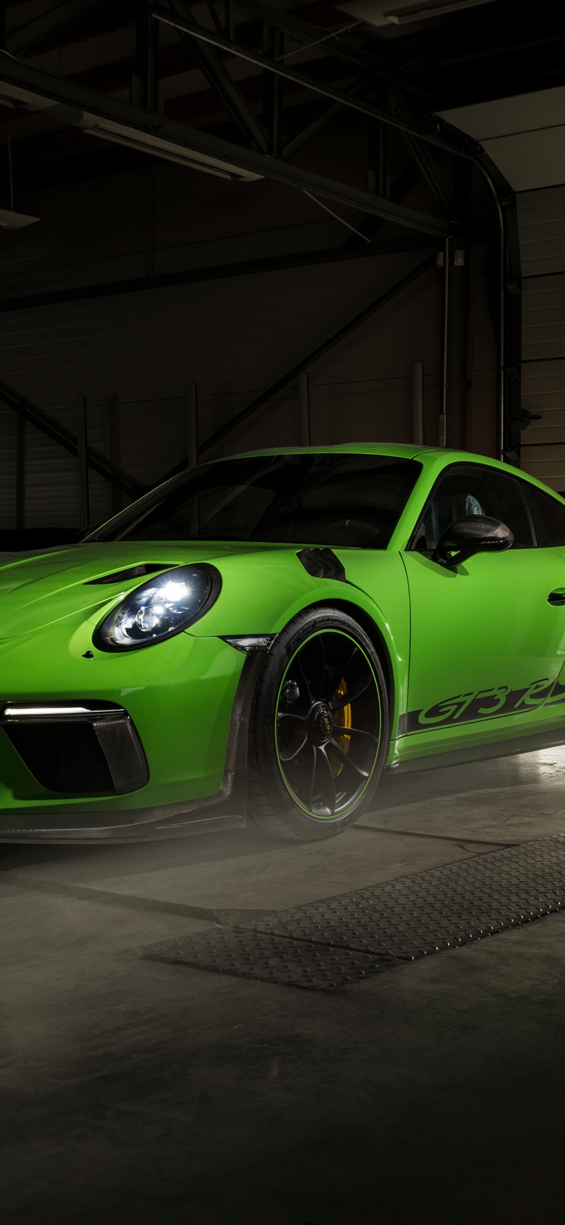 Grüner Porsche 911 in Garage Geparkt. Wallpaper in 1125x2436 Resolution