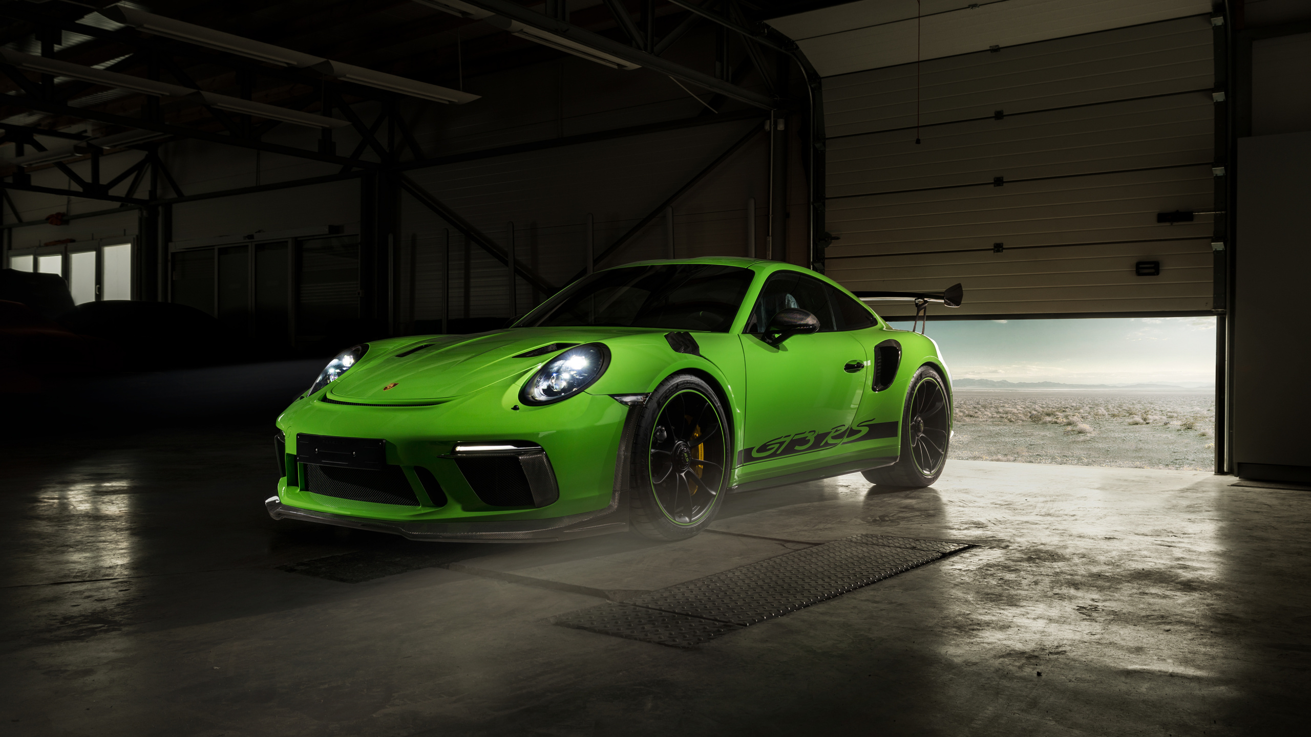 Grüner Porsche 911 in Garage Geparkt. Wallpaper in 2560x1440 Resolution