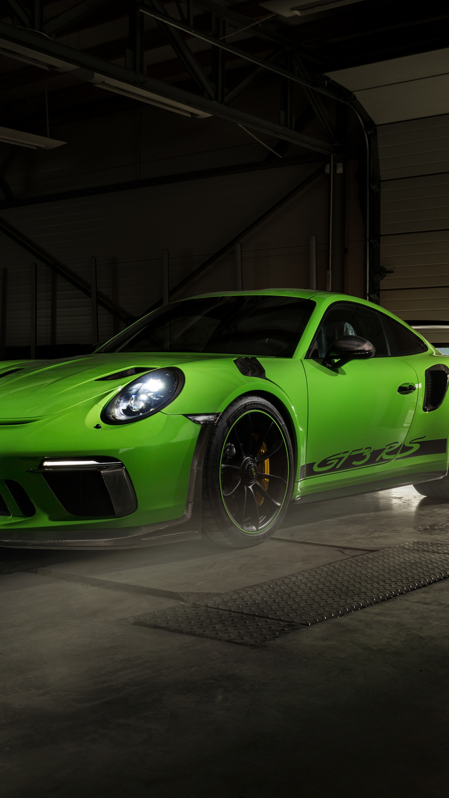 Porsche 911 Verde Estacionado en el Garaje. Wallpaper in 1440x2560 Resolution