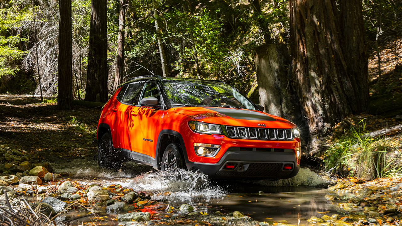 Orange-schwarzes Chevrolet-Auto Auf Dem Fluss. Wallpaper in 1280x720 Resolution