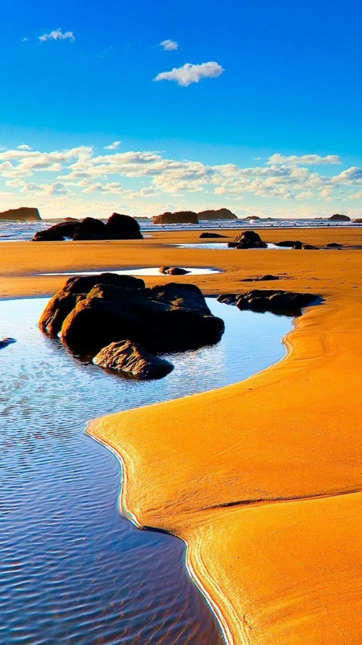 Brown Sand Near Body of Water During Daytime. Wallpaper in 720x1280 Resolution