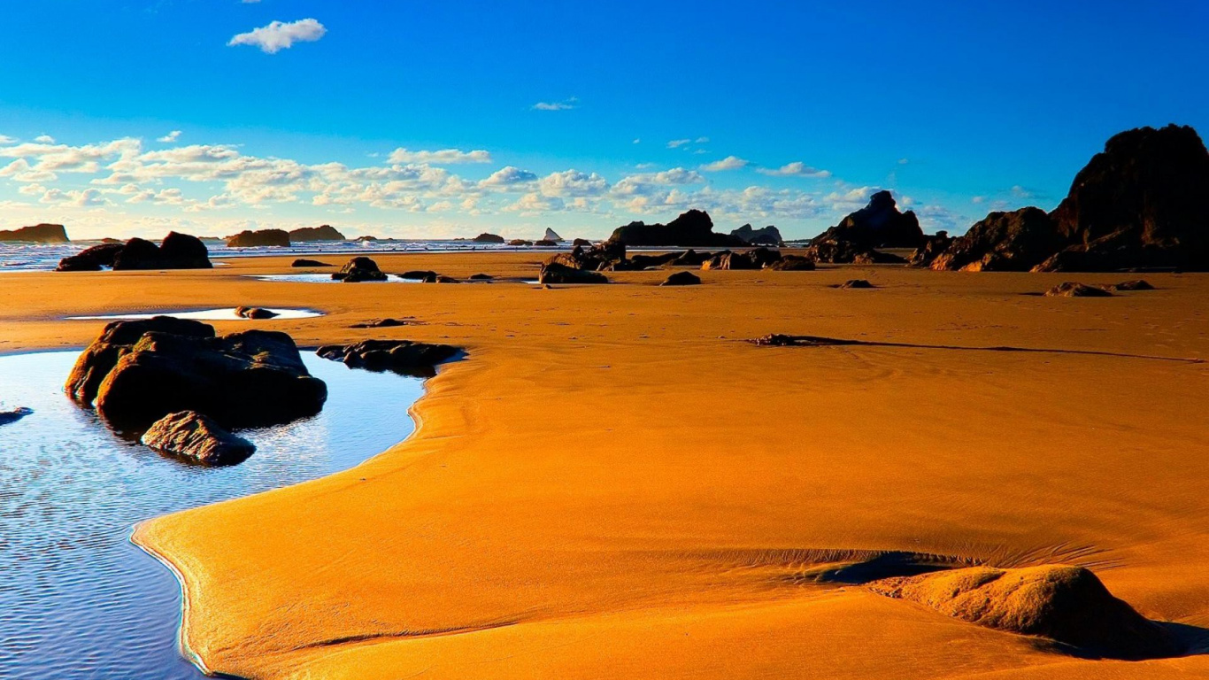 Brauner Sand in Der Nähe Eines Gewässers Tagsüber Water. Wallpaper in 1366x768 Resolution