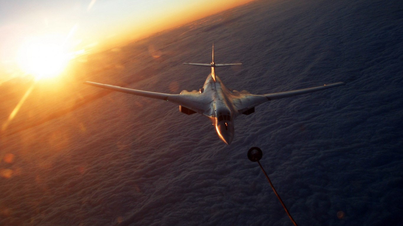 Avion Blanc Survolant la Mer Pendant la Journée. Wallpaper in 1366x768 Resolution