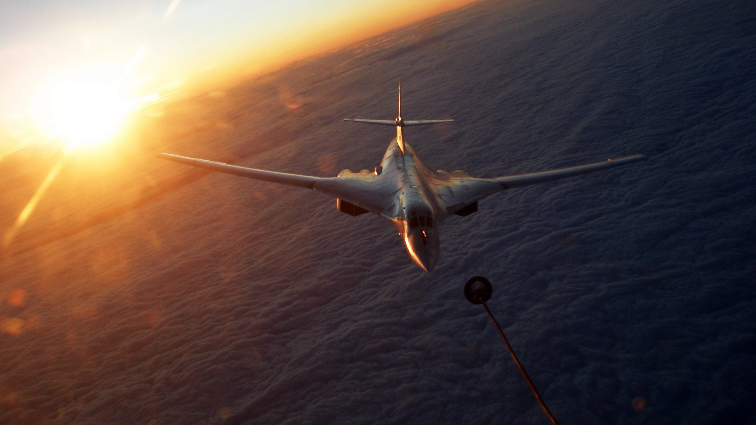 Avion Blanc Survolant la Mer Pendant la Journée. Wallpaper in 2560x1440 Resolution