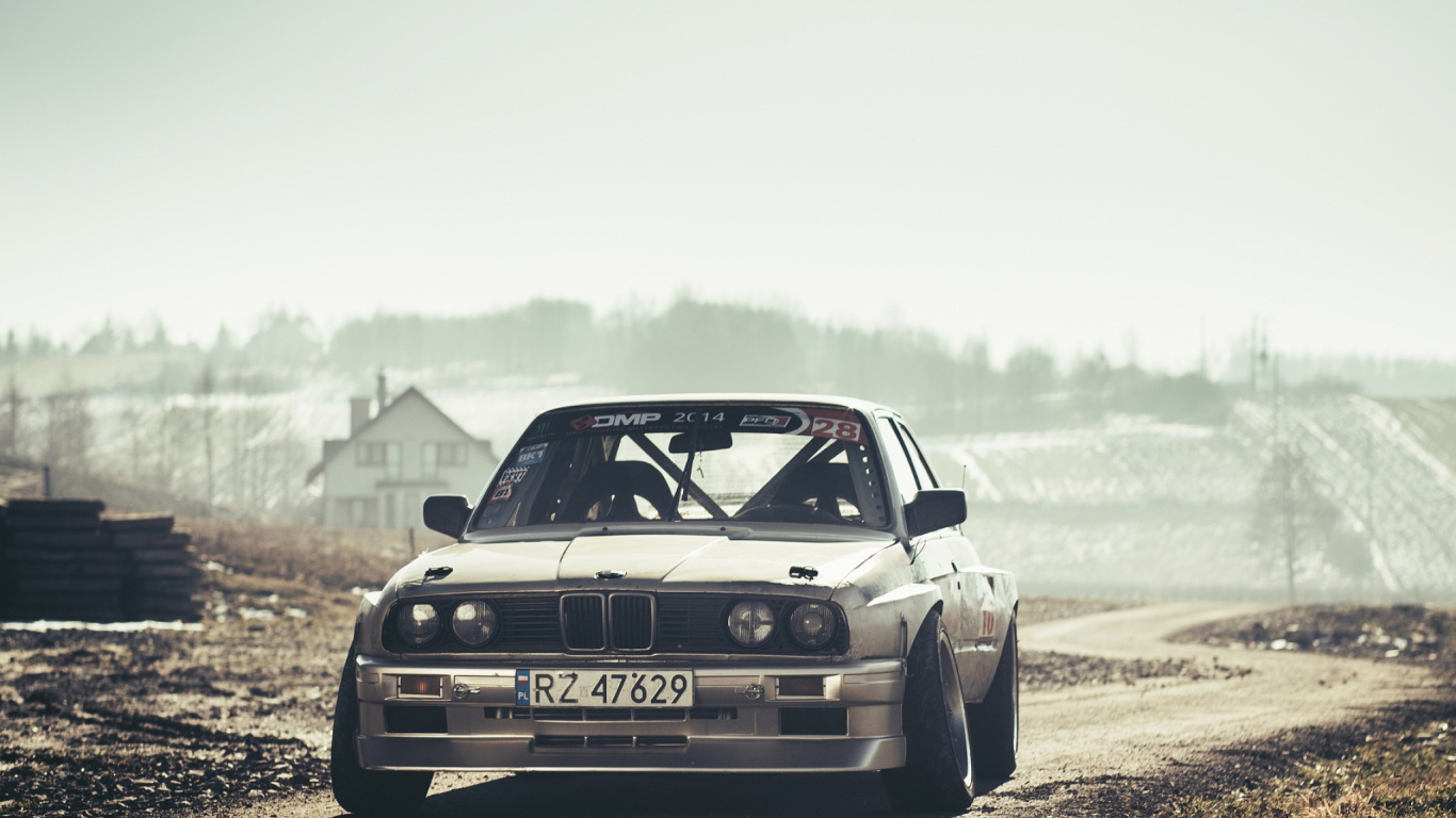 Audi r 8 Blanche Sur Chemin de Terre Pendant la Journée. Wallpaper in 1366x768 Resolution
