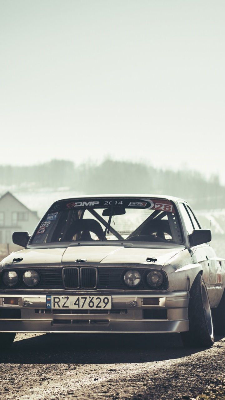 Audi r 8 Blanche Sur Chemin de Terre Pendant la Journée. Wallpaper in 720x1280 Resolution