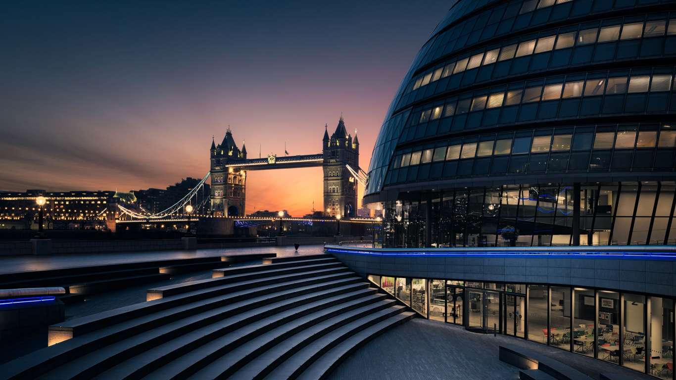 Edificio de Hormigón Negro y Marrón Cerca Del Puente Durante la Noche. Wallpaper in 1366x768 Resolution