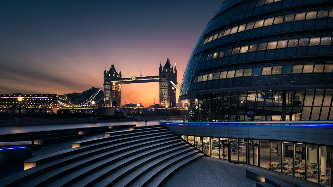 Schwarzes Und Braunes Betongebäude in Der Nähe Der Brücke Während Der Nachtzeit. Wallpaper in 1280x720 Resolution