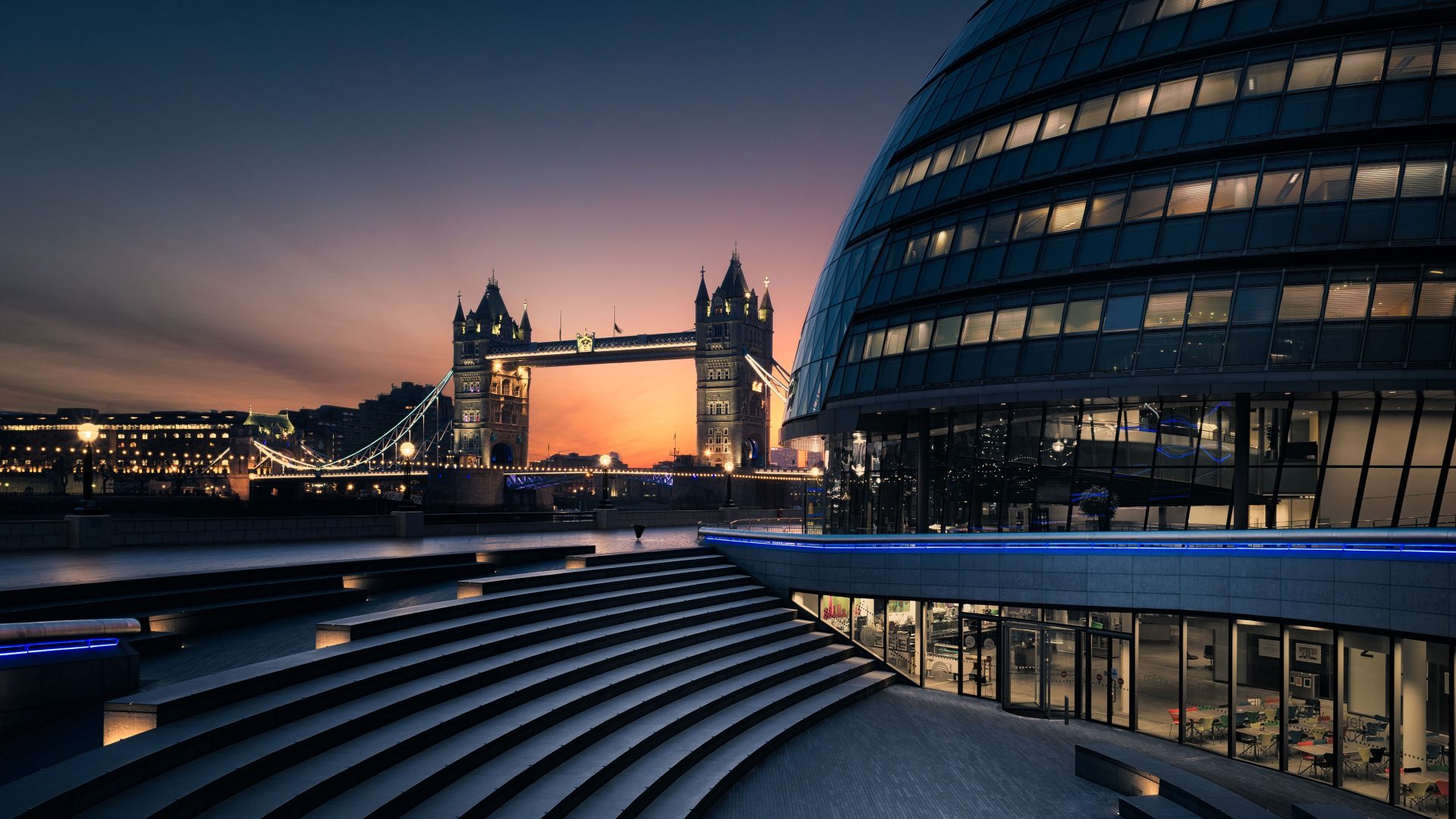 Schwarzes Und Braunes Betongebäude in Der Nähe Der Brücke Während Der Nachtzeit. Wallpaper in 1920x1080 Resolution