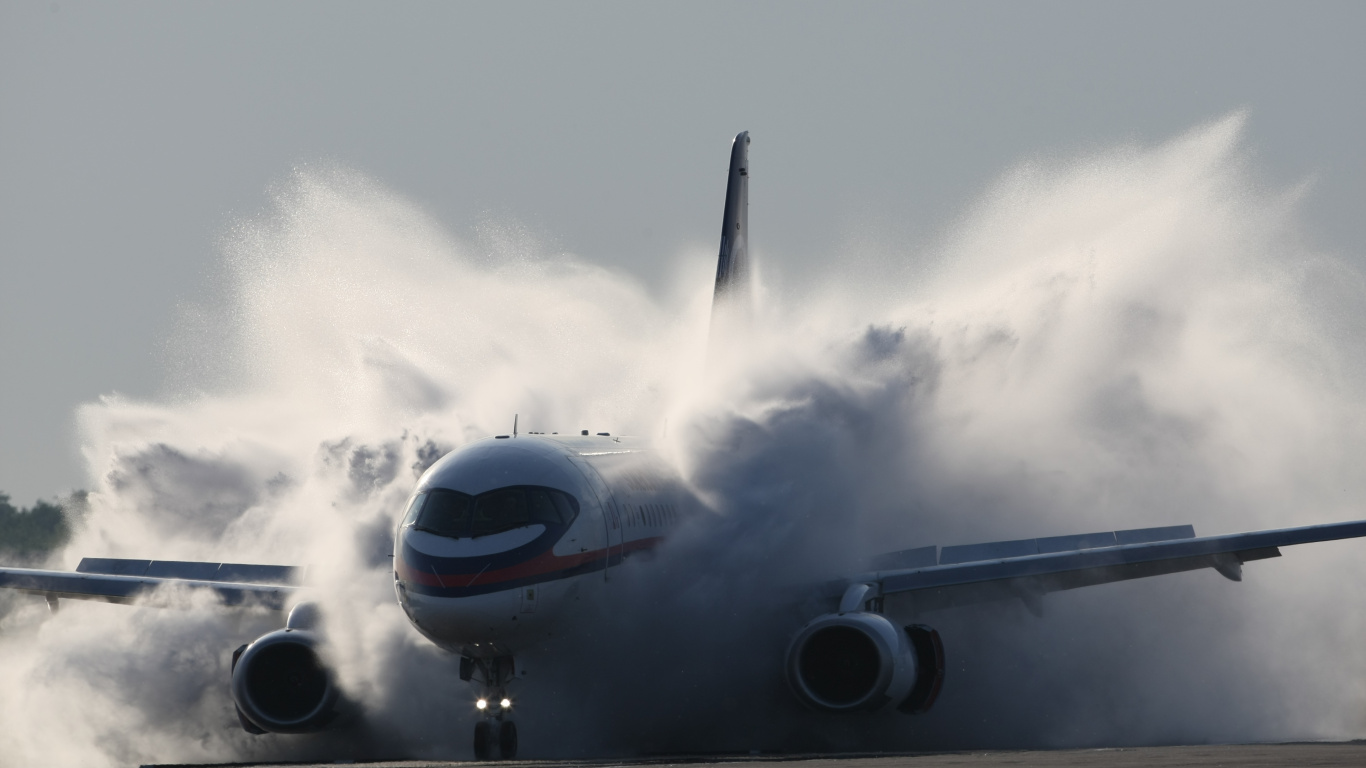 Weißes Und Rotes Flugzeug, Das Tagsüber am Himmel Fliegt. Wallpaper in 1366x768 Resolution