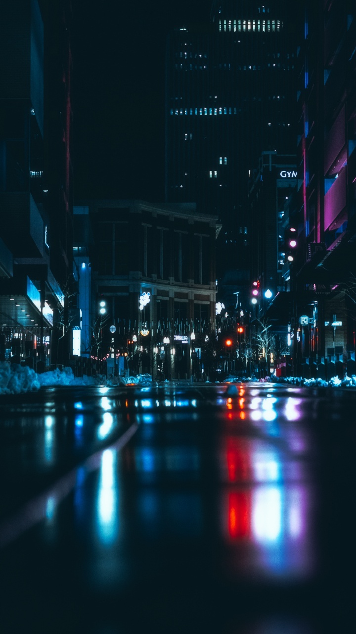 Rue de la Ville Avec Des Voitures Pendant la Nuit. Wallpaper in 720x1280 Resolution