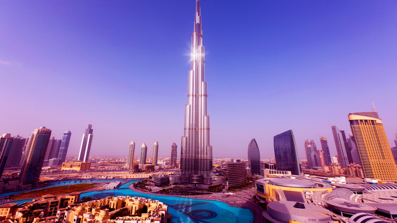 Weißes Und Blaues Boot am Meer in Der Nähe Von Stadtgebäuden Tagsüber During. Wallpaper in 1366x768 Resolution