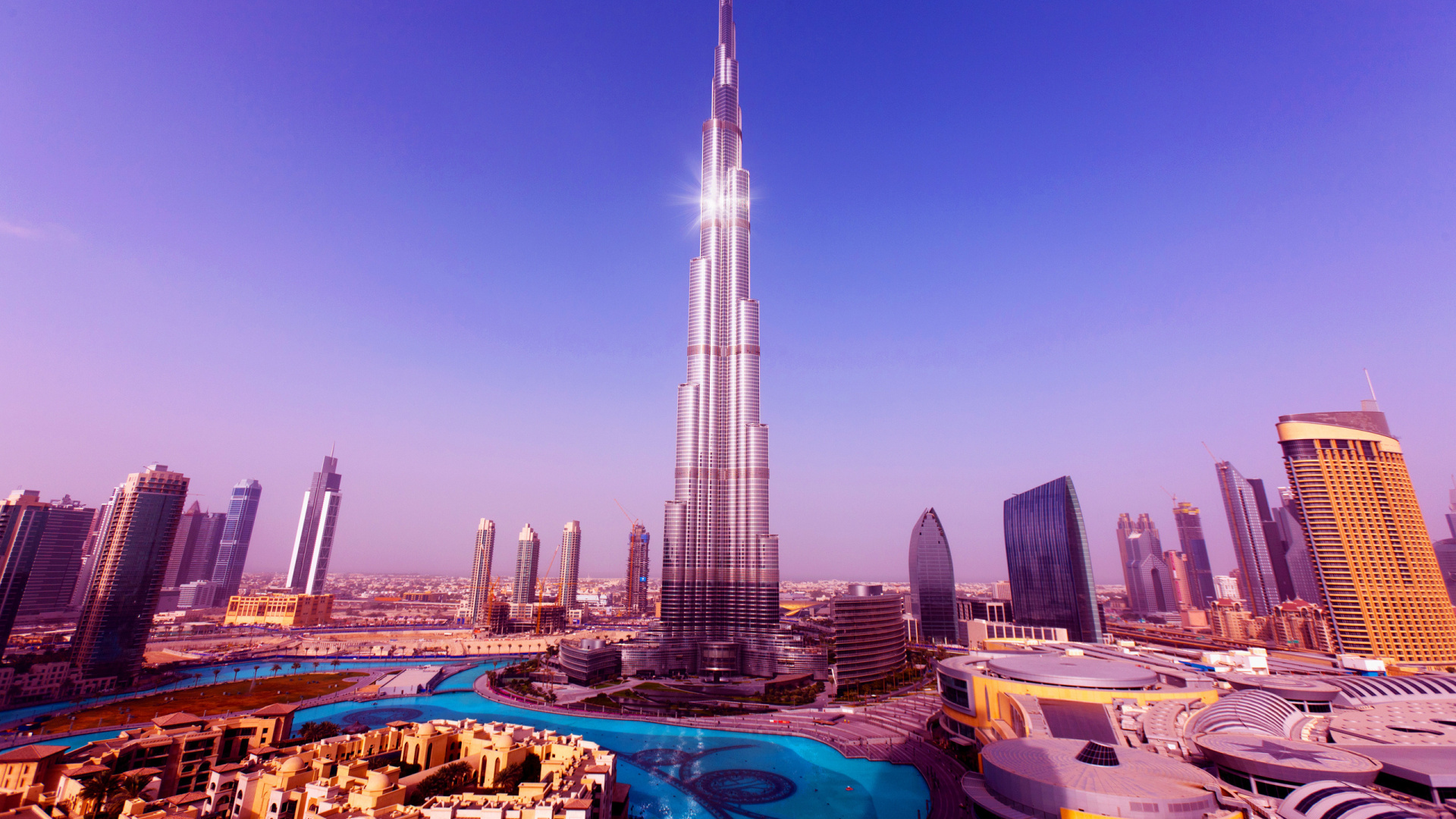 Weißes Und Blaues Boot am Meer in Der Nähe Von Stadtgebäuden Tagsüber During. Wallpaper in 1920x1080 Resolution