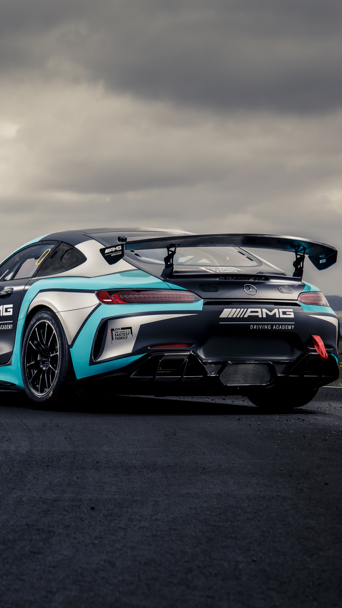 Coupé Bmw m 3 Bleu et Blanc Sur Route Goudronnée Noire Sous un Ciel Nuageux Gris. Wallpaper in 1440x2560 Resolution