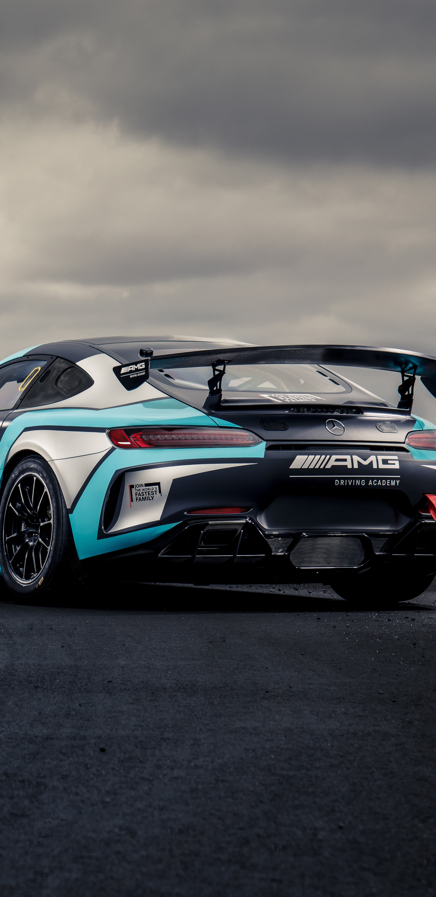 Coupé Bmw m 3 Bleu et Blanc Sur Route Goudronnée Noire Sous un Ciel Nuageux Gris. Wallpaper in 1440x2960 Resolution