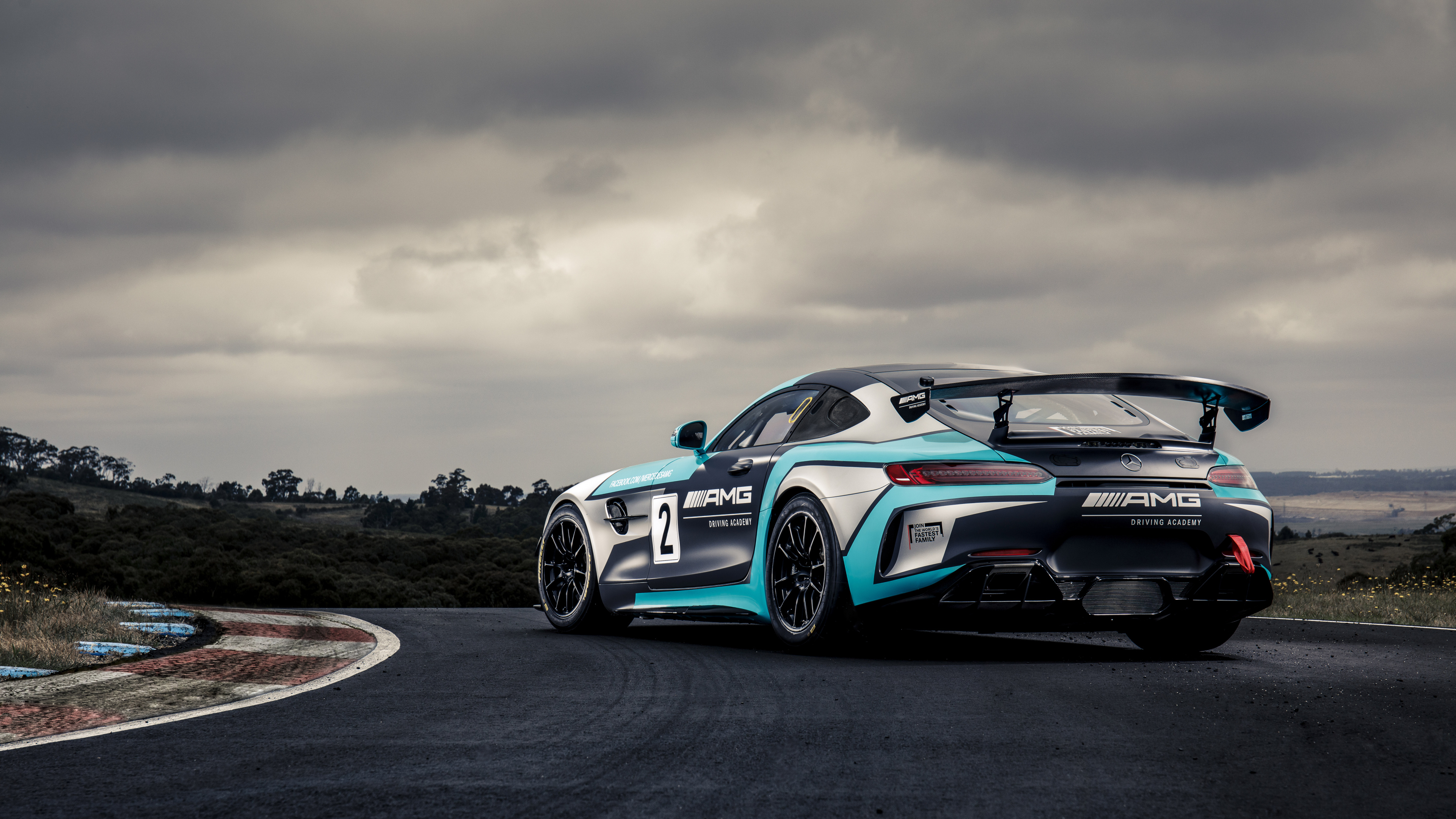 Coupé Bmw m 3 Bleu et Blanc Sur Route Goudronnée Noire Sous un Ciel Nuageux Gris. Wallpaper in 3840x2160 Resolution