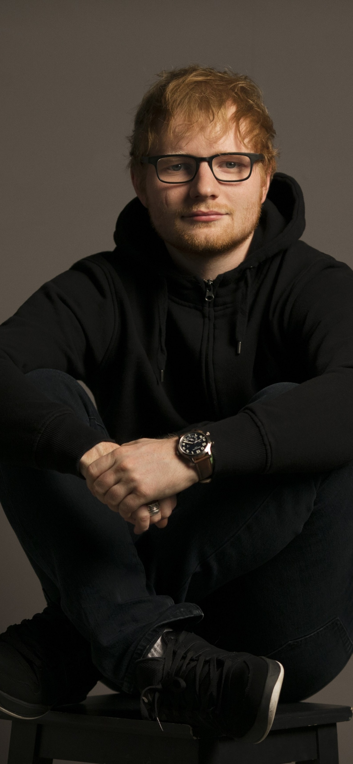 Ed Sheeran, Stehend, Sitzecke, Arm, Brille. Wallpaper in 1125x2436 Resolution