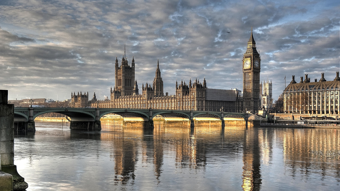 Brown Concrete Bridge Over River During Daytime. Wallpaper in 1366x768 Resolution