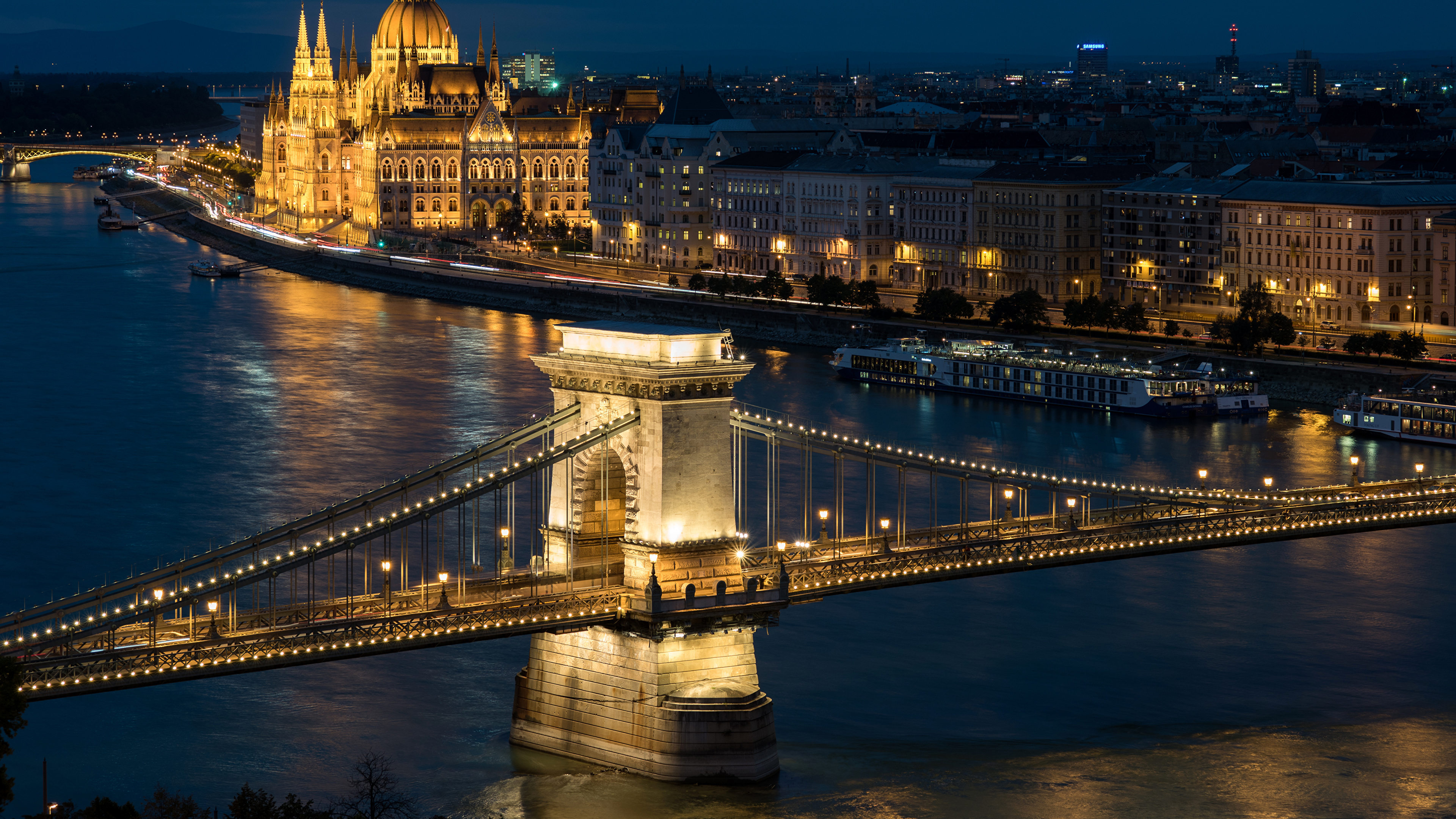 Brücke Über Den Fluss Während Der Nacht. Wallpaper in 3840x2160 Resolution
