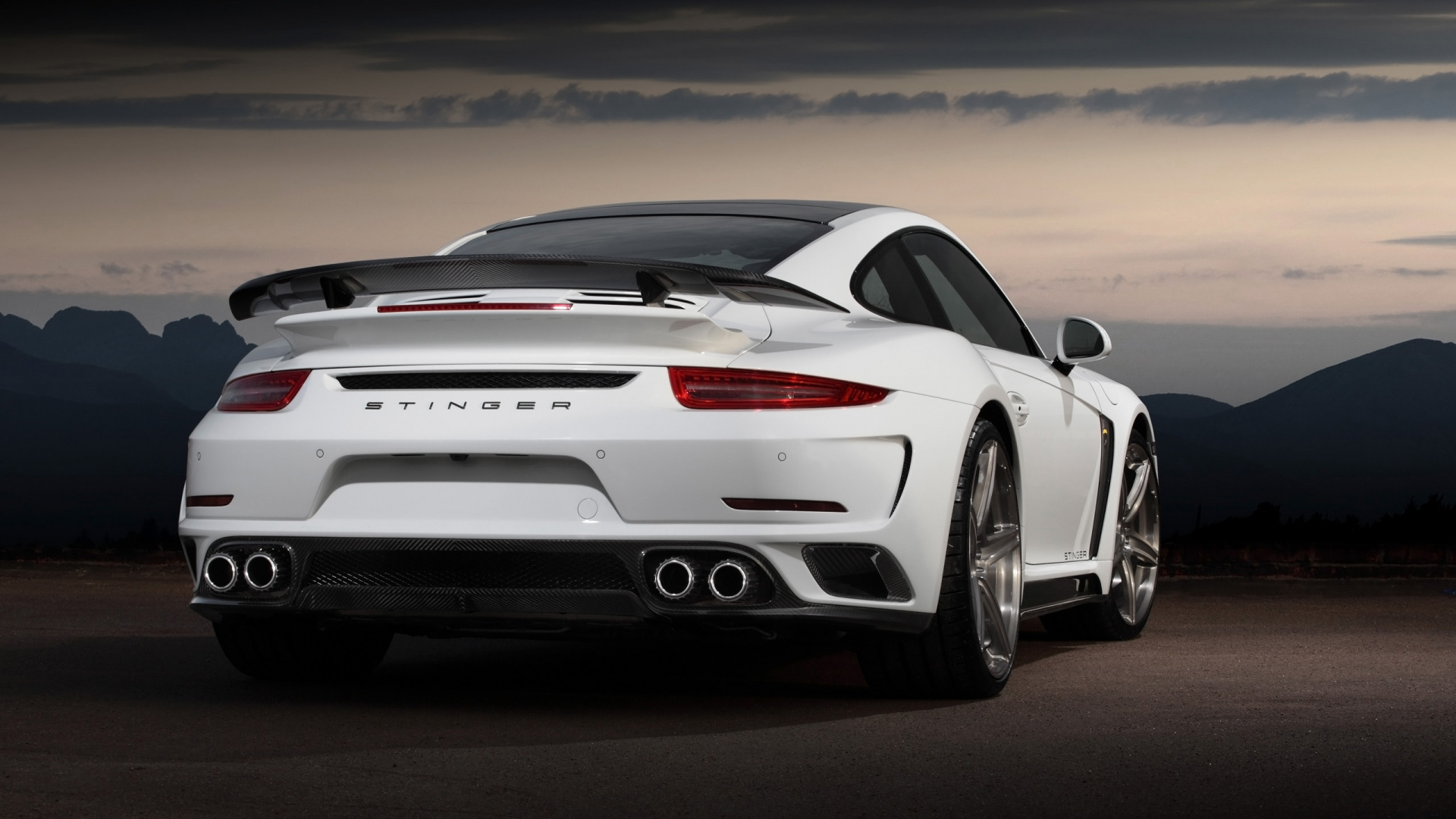 Weißes Bmw m 3 Coupe Tagsüber Unterwegs. Wallpaper in 1920x1080 Resolution