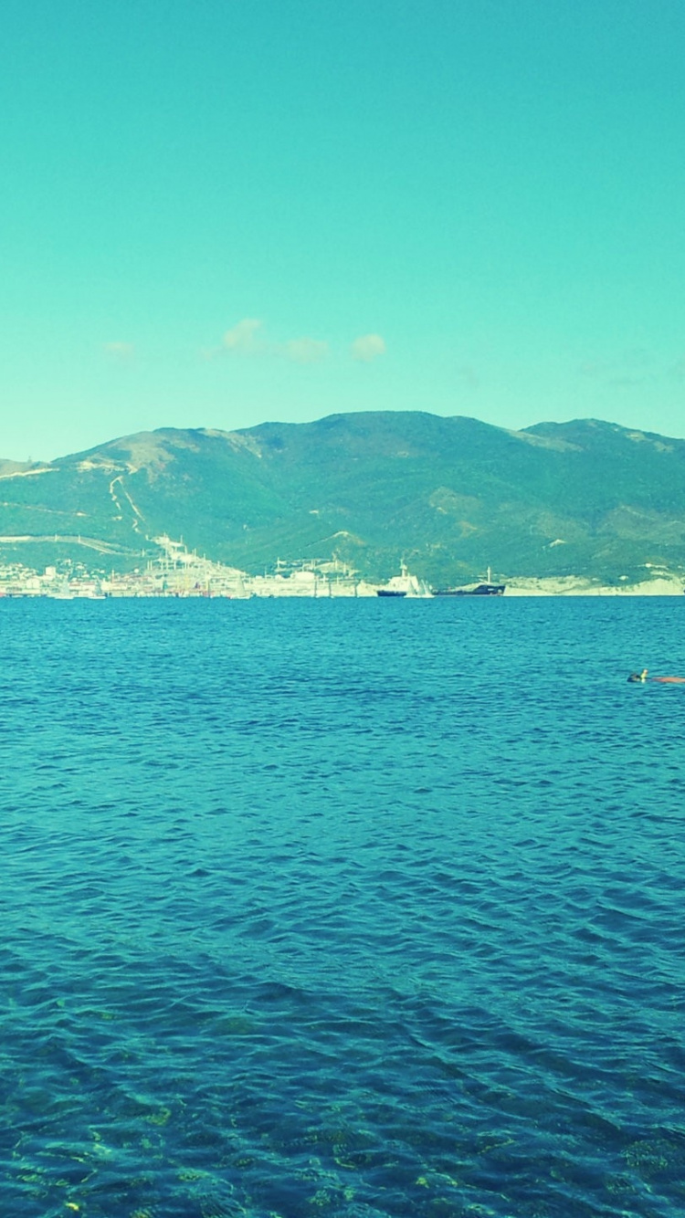 Blue Sea Under Blue Sky During Daytime. Wallpaper in 750x1334 Resolution